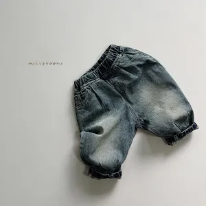Détail du pantalon en jean vintage pour enfants avec taille et chevilles élastiques