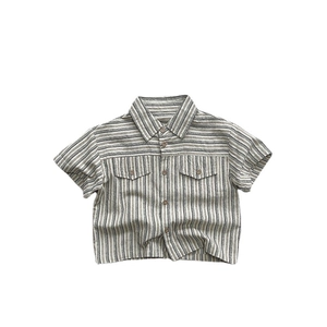 Chemise à manches courtes rayée verticalement pour enfants avec deux poches poitrine