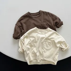 Détail de t-shirts à manches longues pour enfants en coton marron et crème