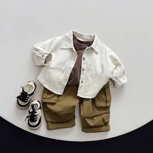 Tenue enfant avec chemise crème, t-shirt marron et pantalon cargo olive avec baskets
