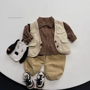 Completo gilet in cotone per bambini con camicia marrone e pantaloni kaki retrò
