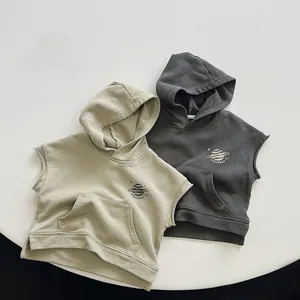 Dettaglio del gilet con cappuccio per bambini con stampa pianeta e tasca a marsupio