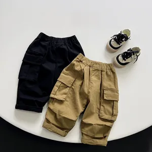 Pantaloni cargo da bambino neri e kaki con elastico in vita e tasche laterali