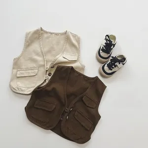 Dettaglio di gilet utility in tela per bambini in beige e marrone con quattro tasche