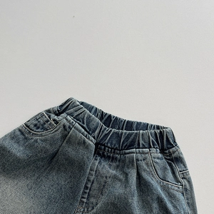 Détail de la taille élastique haute sur un jean denim vintage pour enfant