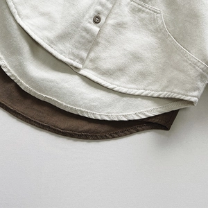 Détail d'une chemise en coton style cargo avec sergé épais et ourlet arrondi élégant