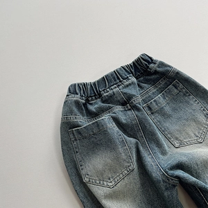 Vue détaillée de la taille élastique et de la texture denim délavé du jean vintage enfant