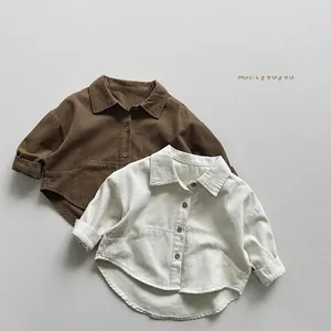Détails des chemises à manches longues pour enfants en couleurs marron et crème