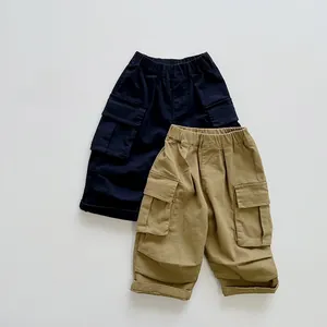 Dettaglio di pantaloni cargo per bambini in cotone con tasche laterali e vita elastica