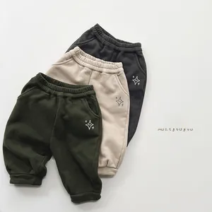 Détail de la taille élastique et des chevilles sur ce pantalon de jogging enfant