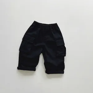 Dettaglio di pantaloncini cargo neri per bambini con vita elastica e grandi tasche