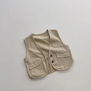 Dettaglio gilet per bambini in twill di cotone kaki con due tasche e bottoni marroni