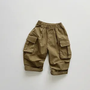 Dettaglio dei pantaloni cargo per bambini con vita elastica e grandi tasche a patta