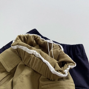 Pantaloni cargo per bambini con vita alta elastica e dettagli di profili bianchi a contrasto