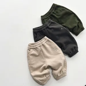 Détail du pantalon de sport enfant avec taille élastique et broderie étoile sur coton