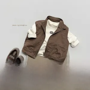 Ensemble d'hiver pour enfants avec gilet marron, haut beige et pantalon kaki