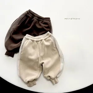 Détails du pantalon de jogging pour enfants avec patchwork et taille élastique