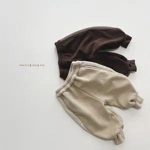 Détail du pantalon d'hiver en polaire avec bords-côtes et design en tricot contrasté
