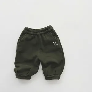 Détail de pantalon en molleton pour enfant avec étoile brodée et taille élastique