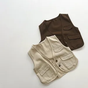 Dettaglio dei gilet cargo per bambini in marrone e beige con tasche multiple applicate
