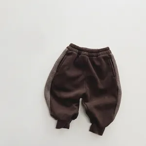 Détail de jogger d'hiver pour enfants avec coutures côtelées et taille élastique