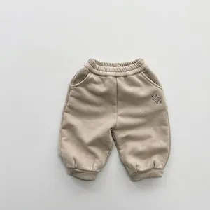 Détail du pantalon de jogging doublé pour enfant en beige avec imprimé d'étoile