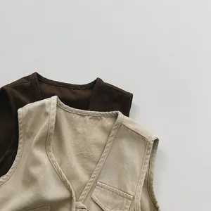 Dettaglio dei gilet in cotone per bambini con scollo a V e pratiche tasche a patta