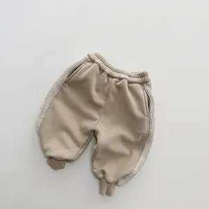 Détail du pantalon de jogging molletonné pour bambin beige avec rayures et bords-côtes