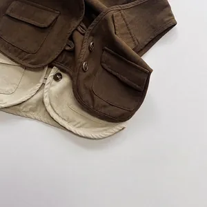 Gilet in cotone per bambini in marrone scuro e albicocca con grandi tasche applicate