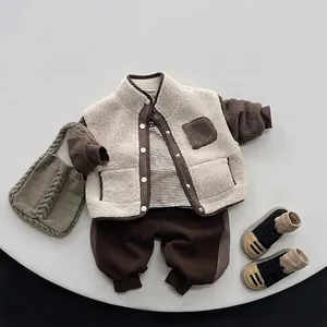 Ensemble veste en polaire sherpa pour enfants avec haut rayé et pantalon marron