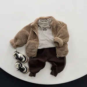 Tenue d'hiver pour enfants avec veste teddy marron et pull à col roulé rayé