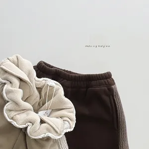 Détails de la doublure polaire et de la taille élastique du pantalon d'hiver enfant