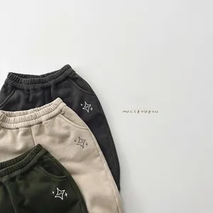 Détail de la broderie étoile et doublure polaire douce sur pantalon d'hiver chaud