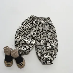 Détail du pantalon en polaire pour enfants avec imprimé géométrique et taille élastique
