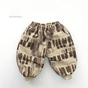 Détail de la texture velours et du motif abstrait sur ce pantalon d'hiver pour enfants