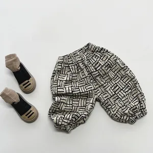 Détail du pantalon tricoté pour enfants à motif géométrique avec taille élastique