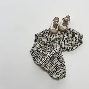 Détail du motif géométrique sur pantalon thermique pour enfant avec poignets élastiques