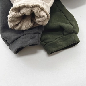 Vue détaillée de la doublure en polaire épaisse et des poignets élastiques du pantalon