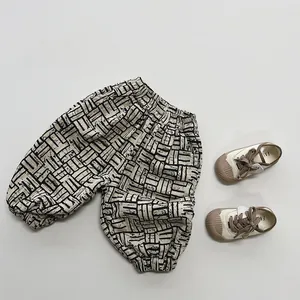 Détail du pantalon de jogging d'hiver pour enfants avec motif géométrique noir et blanc