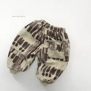 Détail du pantalon en velours côtelé pour enfant avec poignets côtelés et taille élastique