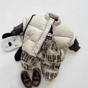 Vue à plat d'un pantalon en velours côtelé et gilet polaire pour enfant style coréen