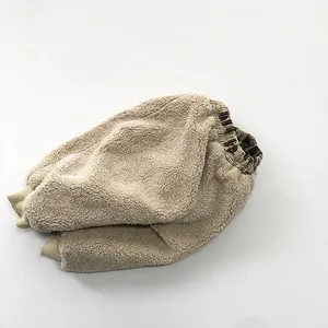Pantalon en velours côtelé beige doublé polaire pour enfants avec taille rayée et chevilles