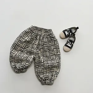 Détails du pantalon enfant à motif géométrique avec taille et chevilles élastiques