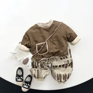 Tenue thermique en velours côtelé marron avec sac cheval tricoté et chaussures en toile
