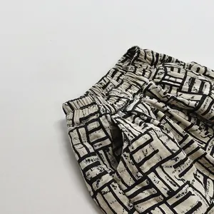 Vue détaillée du pantalon polaire enfant avec taille élastique et imprimé géométrique