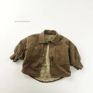 Détail de la veste marron pour enfants avec doublure en polaire et grandes poches