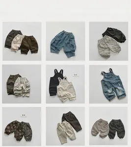Piatto di pantaloni cargo e salopette per bambini in vari colori e stili diversi