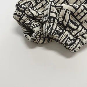Détail du pantalon d'hiver enfant avec motif géométrique, poignet élastique et sergé