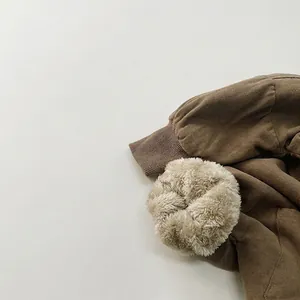 Chemise en velours côtelé marron pour enfants avec poignets côtelés et chouchou en peluche