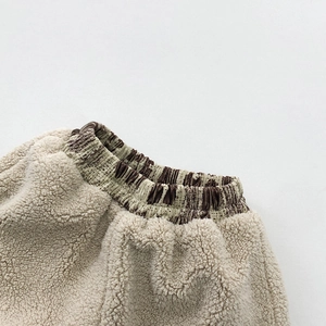 Détail du pantalon en polaire sherpa beige pour tout-petits avec taille élastique rayée